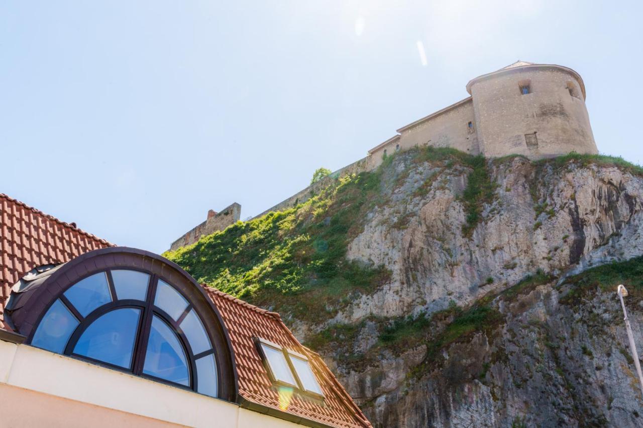 Lovely 4-Bedroom Flat In Historical Center With Stunning View Trencin Exterior photo