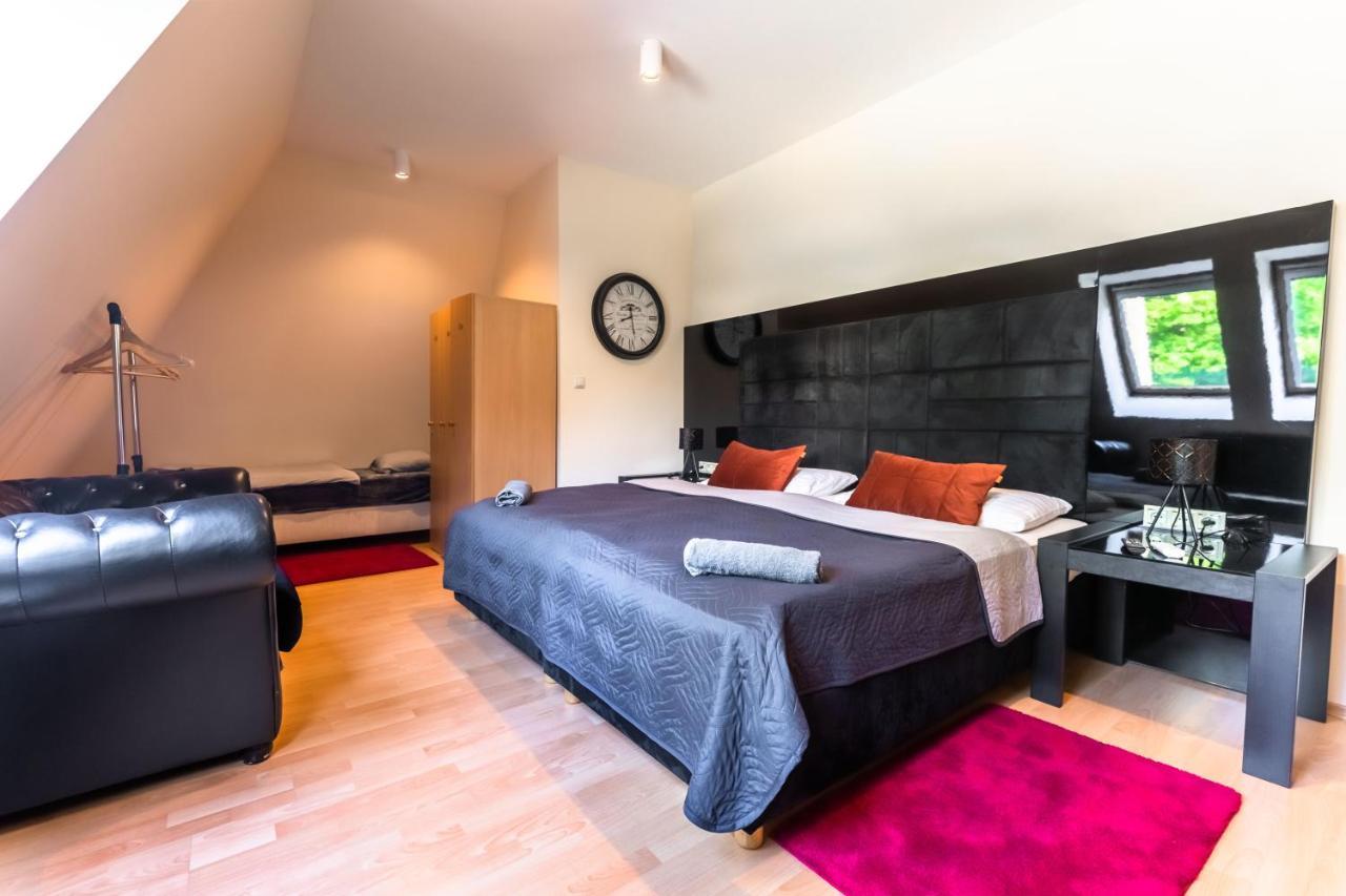 Lovely 4-Bedroom Flat In Historical Center With Stunning View Trencin Exterior photo